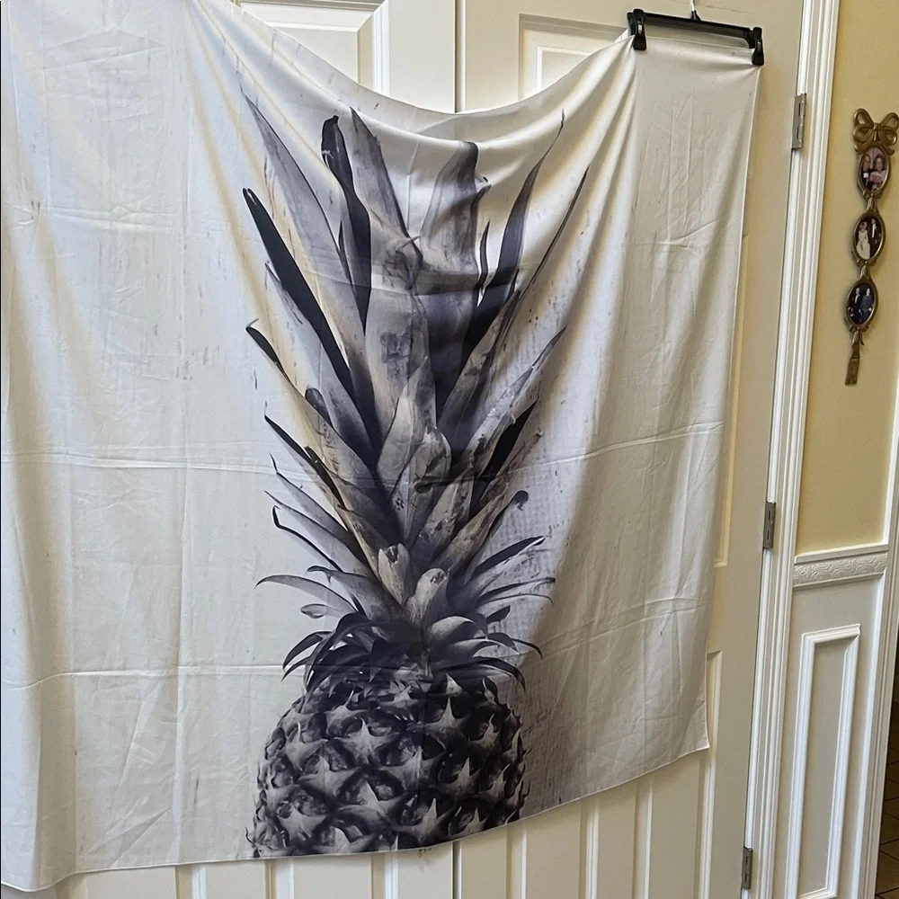 Black & White Pineapple Wall Tapestry